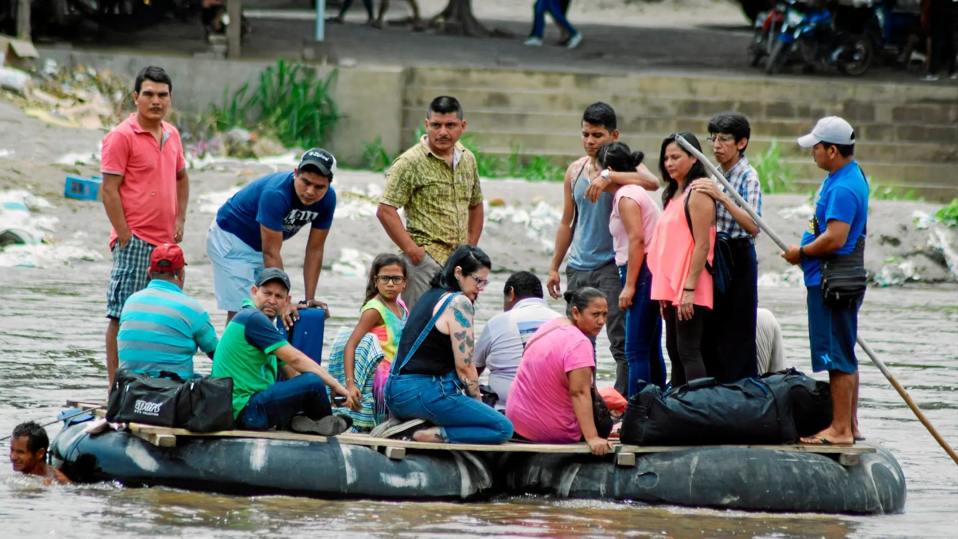 Migrantes centroamericanos cruzan el lunes el río Suchiata rumbo al Estado mexicano de Chiapas