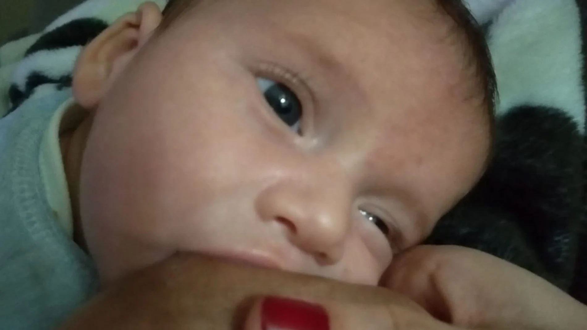No hay ningún tratamiento de eficacia demostrada para remitir los cólicos, pero sí hay medidas que pueden ayudar, entre estas, aumentar el contacto físico. Es recomendable dar paseos con el bebé sujeto al cuerpo