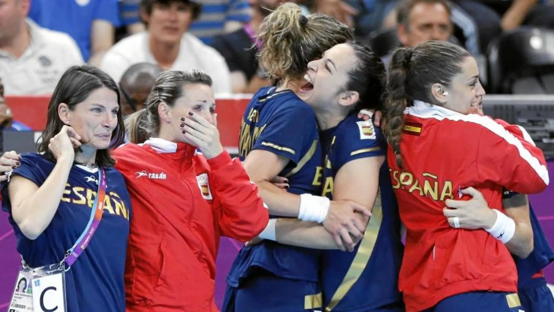 La Selección femenina de balonmano reaparece en el Europeo de Serbia cuatro meses después de su éxito en los Juegos Olímpicos de Londres. España se colgó un bronce con sabor a oro tras derrotar a Corea en un agónico partido que llegó a la prórroga