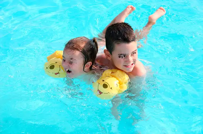 Flotadores, manguitos, burbujas o chalecos: Cuáles son los elementos acuáticos más seguros para niños