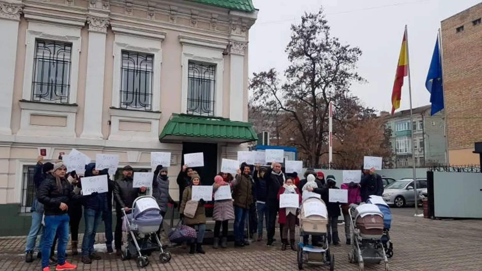 Familias durante una manifestación a las puertas del Consulado español en Kiev (Ucrania)
