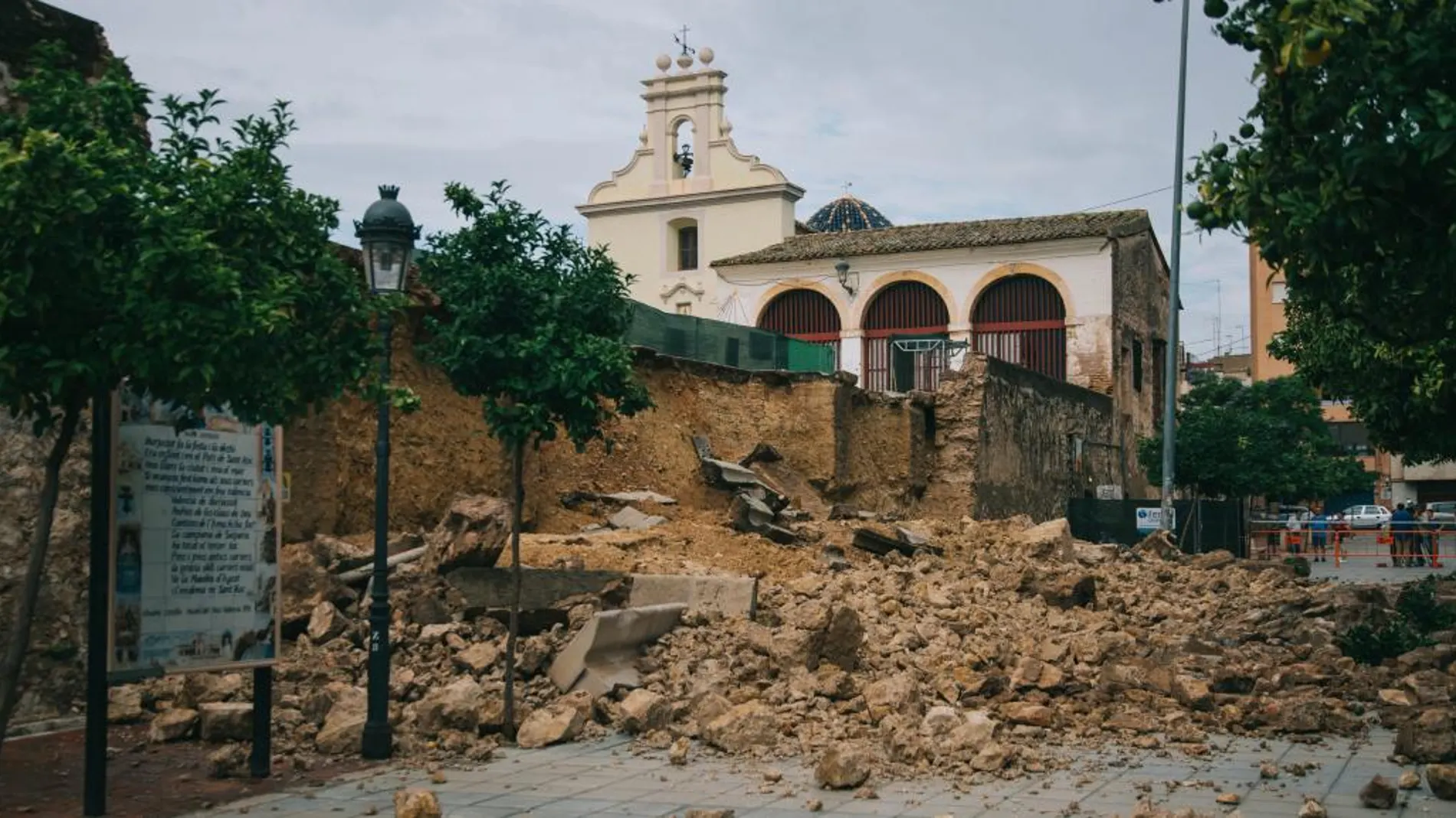 Las lluvias tumbaron 20 metros del muro de Los Silos de Burjassot, un monumento del siglo XIV, declarado Monumento Histórico Artístico Nacional en 1982/ KIKE TABERNER