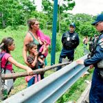 Policías mexicanos tratan de disuadir a una familia centroamericana en Tapachula para que vuelvan a su país