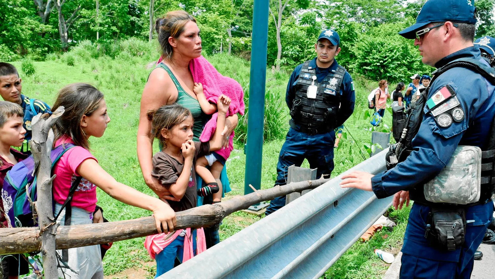 Policías mexicanos tratan de disuadir a una familia centroamericana en Tapachula para que vuelvan a su país