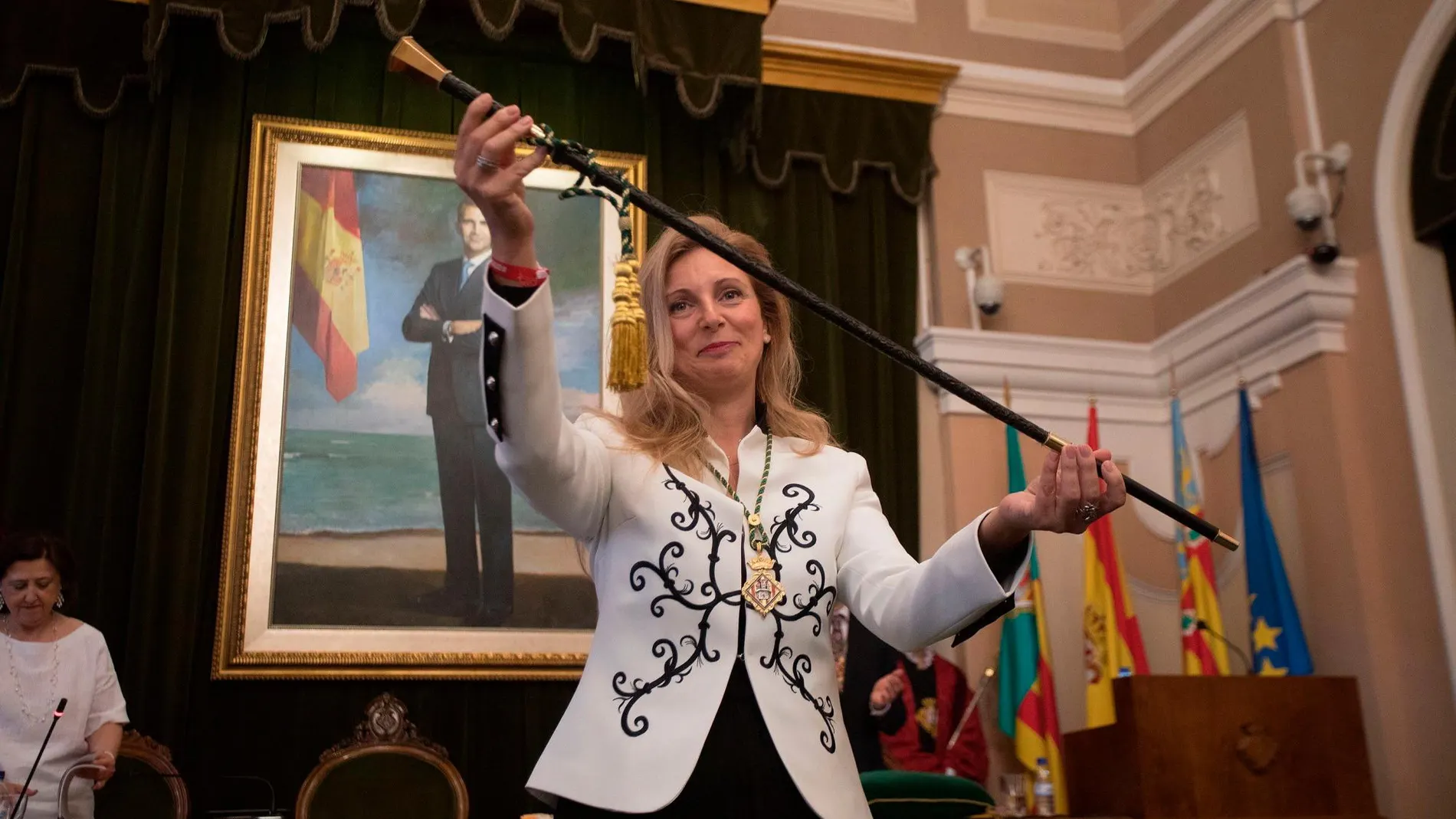 La alcaldesa de Castellón, Amparo Marco, muestra la vara de mando tras haber sido reelegida este sábado por mayoría absoluta al conseguir el apoyo de 15 concejales -de PSPV-PSOE, Compromís y Unides Podem-Castelló en Moviment-Esquerra Unida. EFE/Domenech Castelló