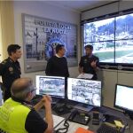 Los agentes de la Policía Local junto con el alcalde, Bernabé Cano, y Serafín López