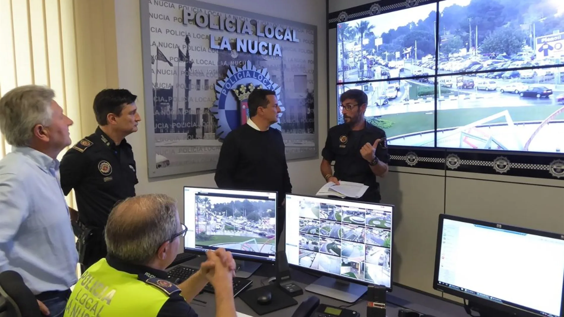 Los agentes de la Policía Local junto con el alcalde, Bernabé Cano, y Serafín López