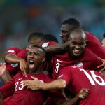 La selección de Qatar celebra su empate contra Paraguay