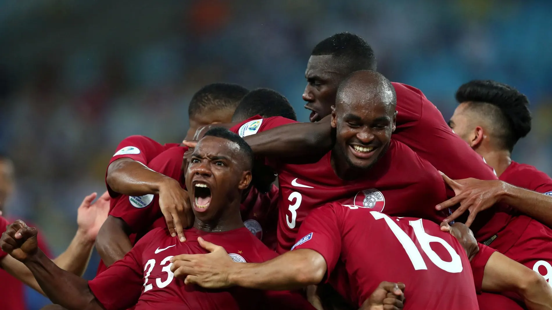 La selección de Qatar celebra su empate contra Paraguay