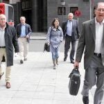 El abogado surafricano Brian Currin, acompañado por un grupo de mediadores, el jueves pasado en Bilbao