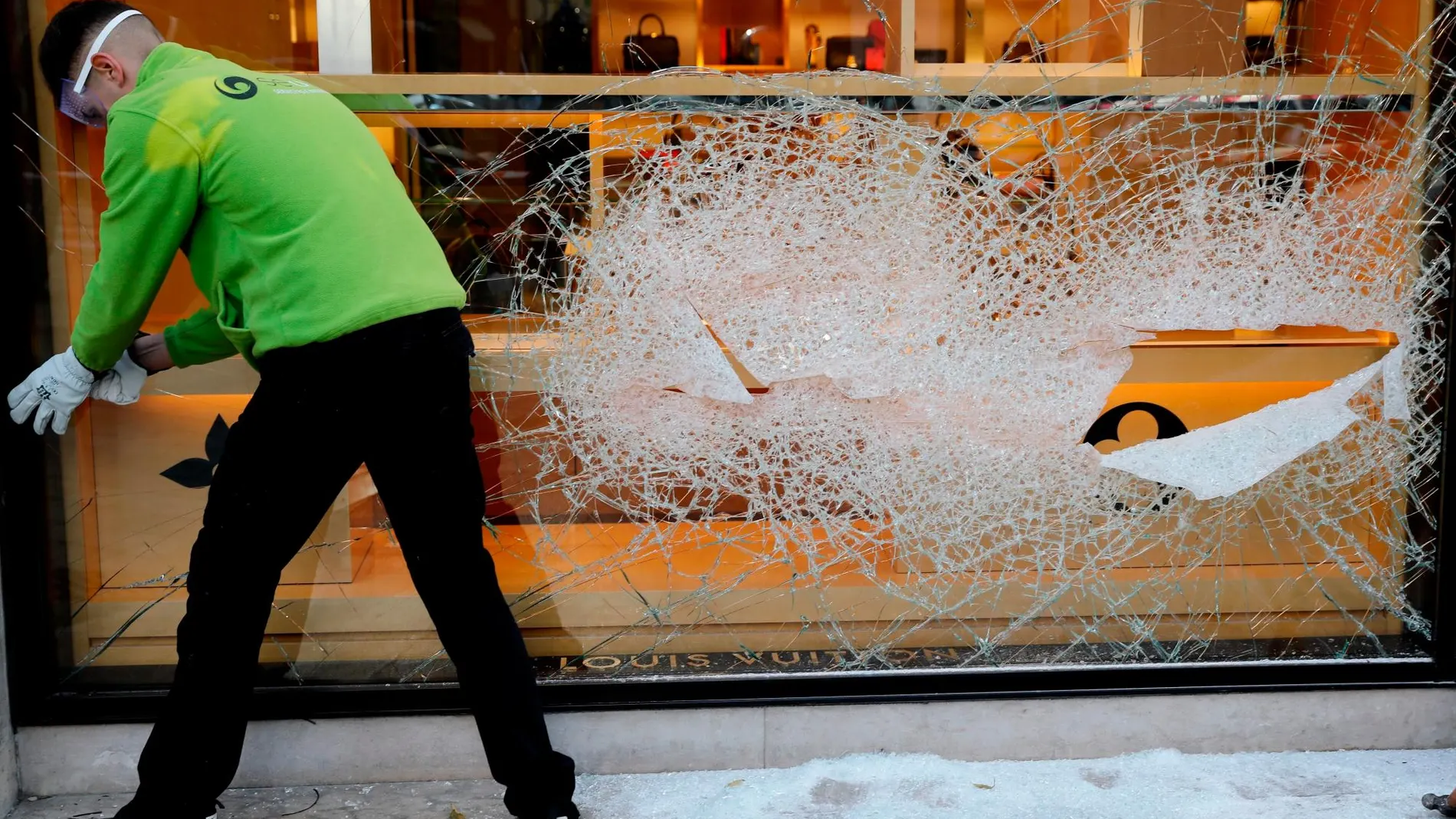 Un operario se afanaba ayer en sustituir la luna del escaparate de la tienda de Louis Vuitton, en la calle Poeta Querol, que quedó totalmente destrozada.