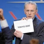 El presidente del COI, Jacques Rogge, muestra en Buenos Aires el nombre de la ciudad que ganó la votación y que albergará los Juegos Olímpicos de verano en 2020: Tokio