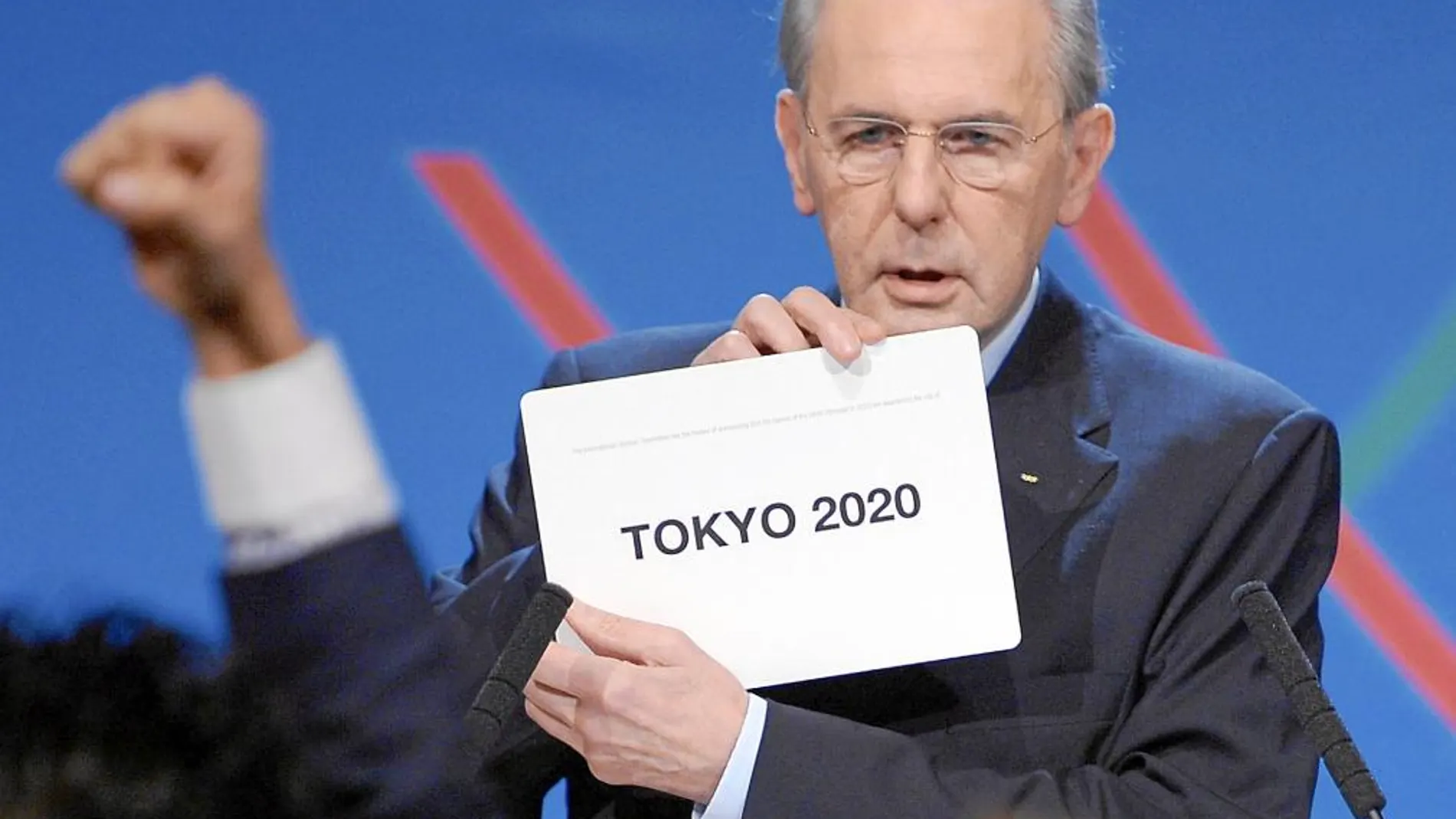 El presidente del COI, Jacques Rogge, muestra en Buenos Aires el nombre de la ciudad que ganó la votación y que albergará los Juegos Olímpicos de verano en 2020: Tokio