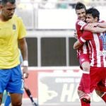 Villa se abraza a Diego Costa tras marcar el gol de la victoria