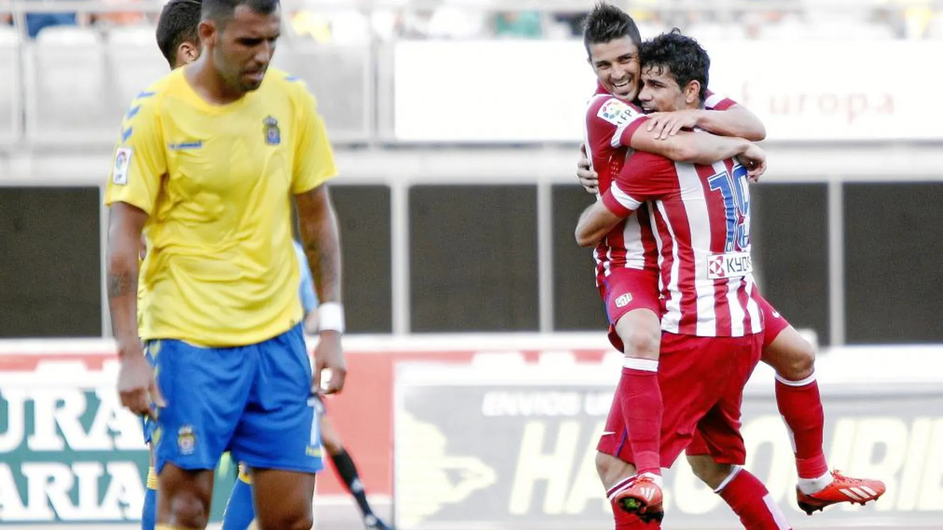 Villa se abraza a Diego Costa tras marcar el gol de la victoria