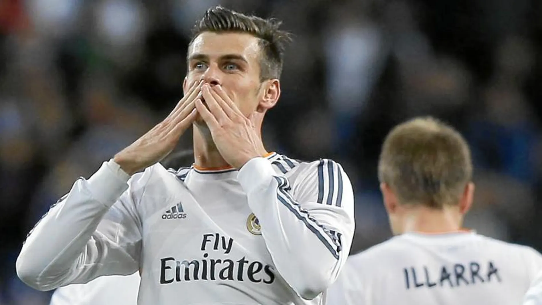 Bale lanza un beso a la grada del Bernabéu después de marcar