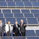 El ministro del Interior, Jorge Fernández Díaz, inauguró ayer la planta solar de Seat junto a tres directivos de la compañía, entre ellos el presidente, Jürgen Stackmann, y la delegada del Gobierno en Cataluña, Llanos de Luna