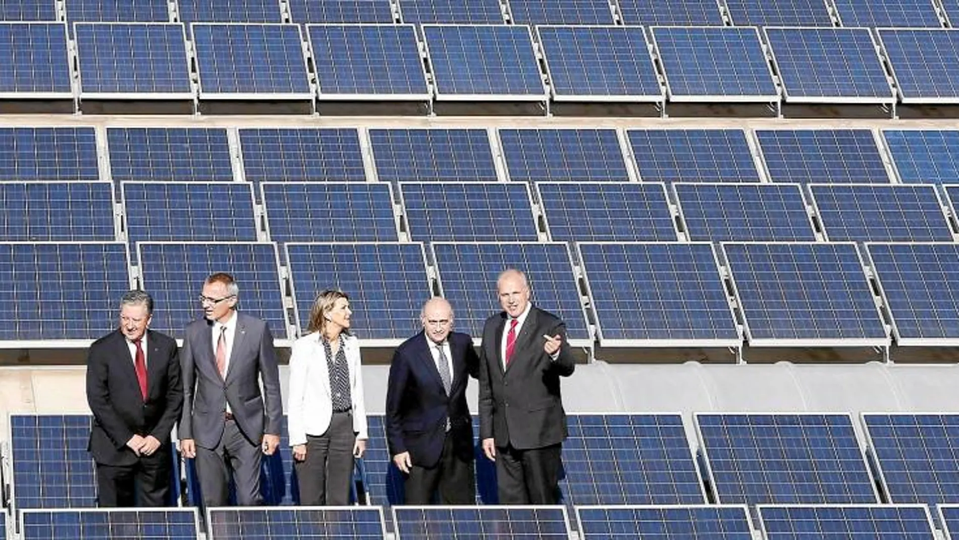 El ministro del Interior, Jorge Fernández Díaz, inauguró ayer la planta solar de Seat junto a tres directivos de la compañía, entre ellos el presidente, Jürgen Stackmann, y la delegada del Gobierno en Cataluña, Llanos de Luna