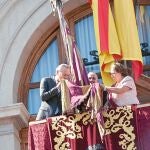 El presidente de la Generalitat, Alberto Fabra, besa la Reial Senyera el 9 d'Octubre de 2012