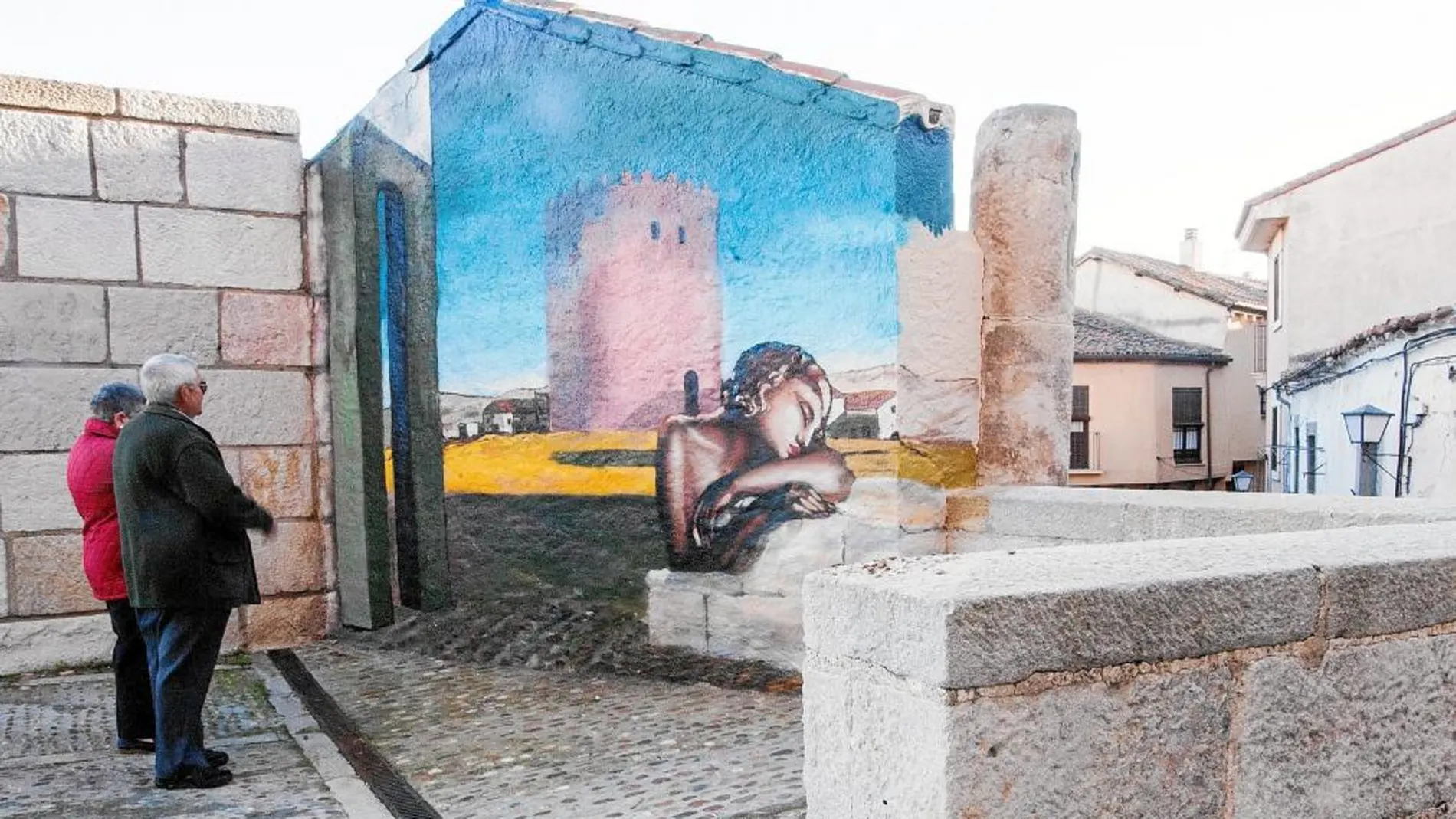 Un matrimonio observa el mural que decora el mirador de la iglesia románica de San Cipriano