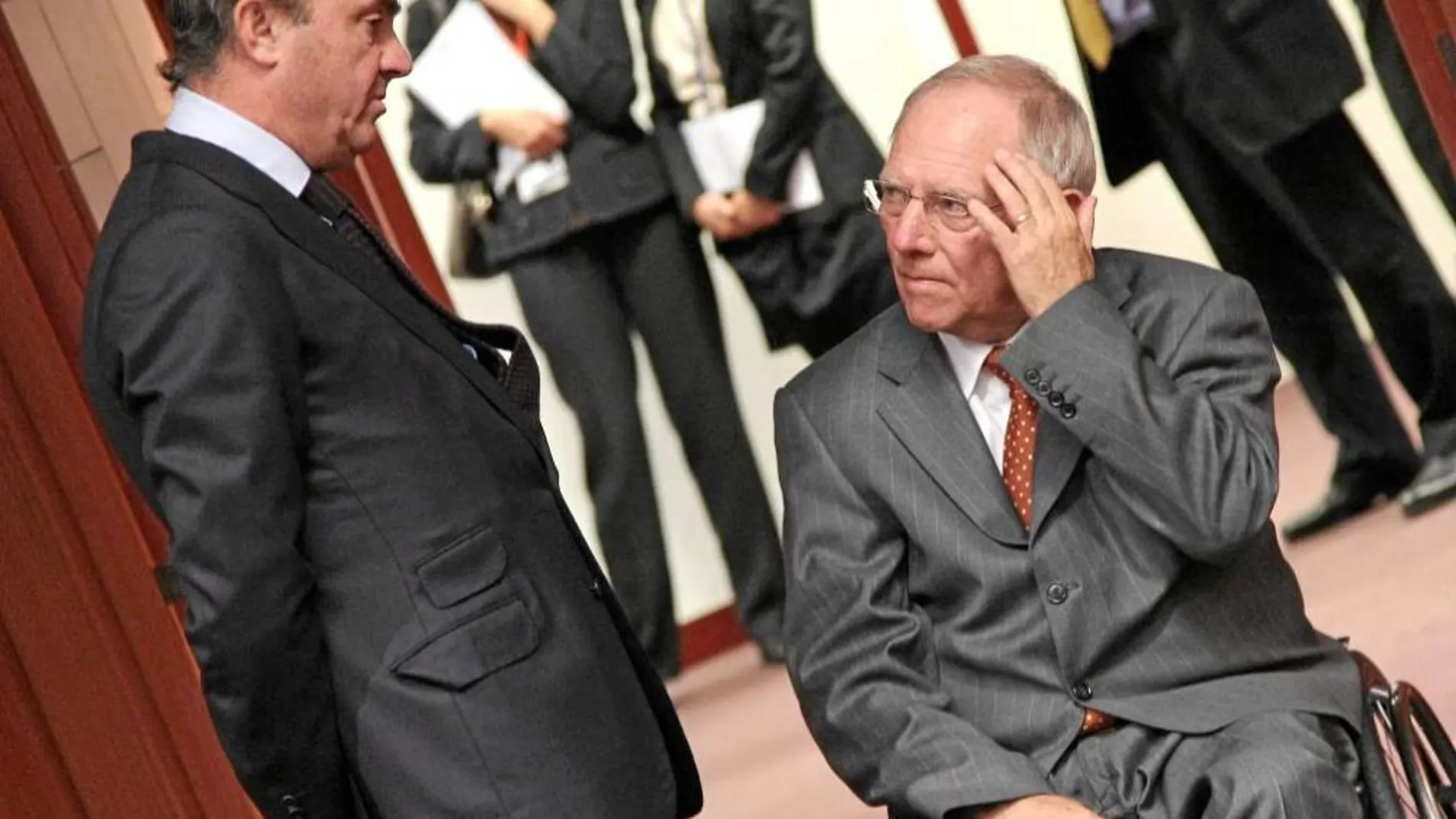 De Guindos, con Schäuble, ayer, en Bruselas