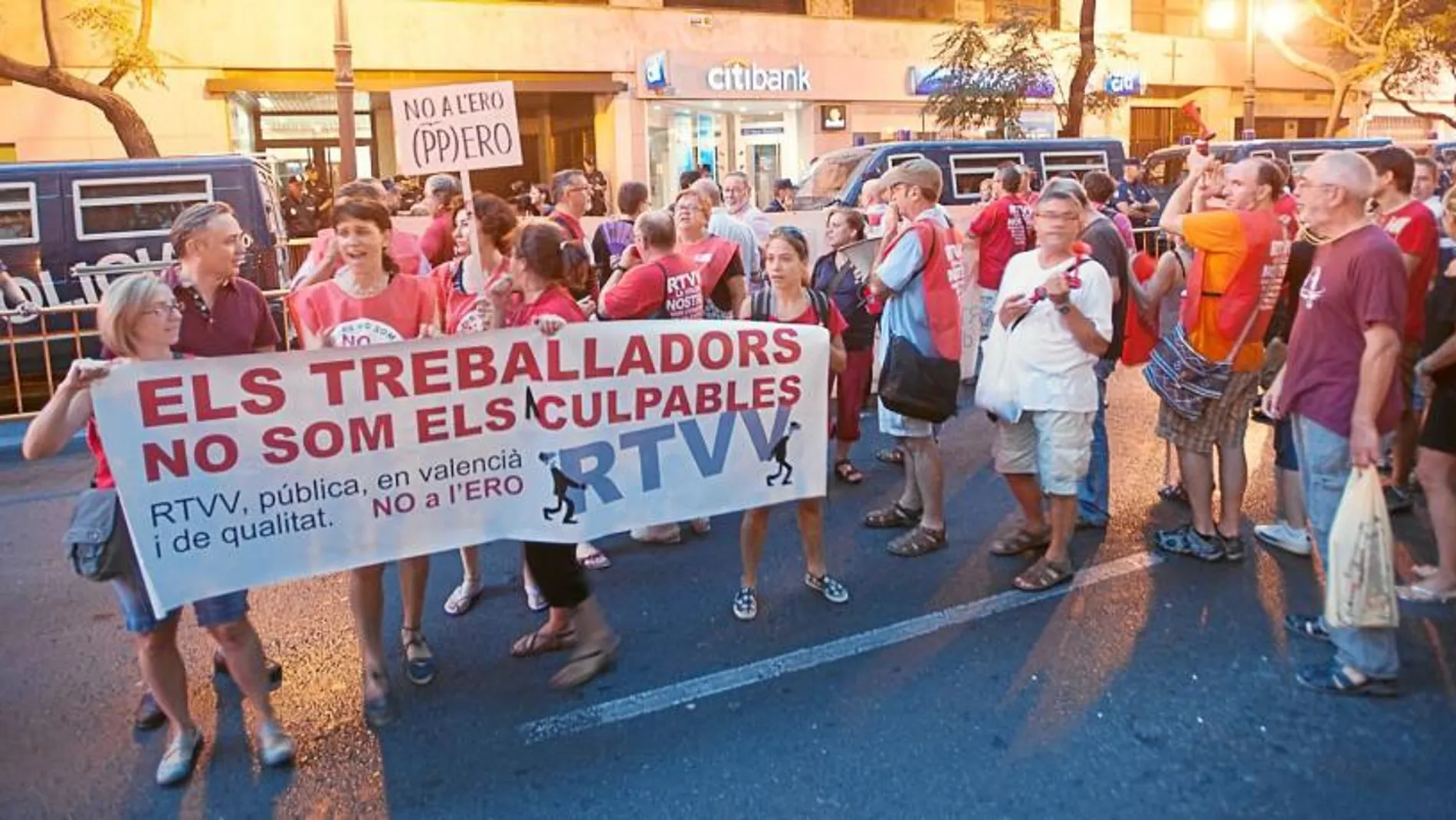 Protestas de los trabajadores de RTVV por el ERE el pasado mes de agosto