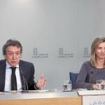 El portavoz, José Antonio de Santiago-Juárez, junto a la consejera de Cultura y Turismo, Alicia García