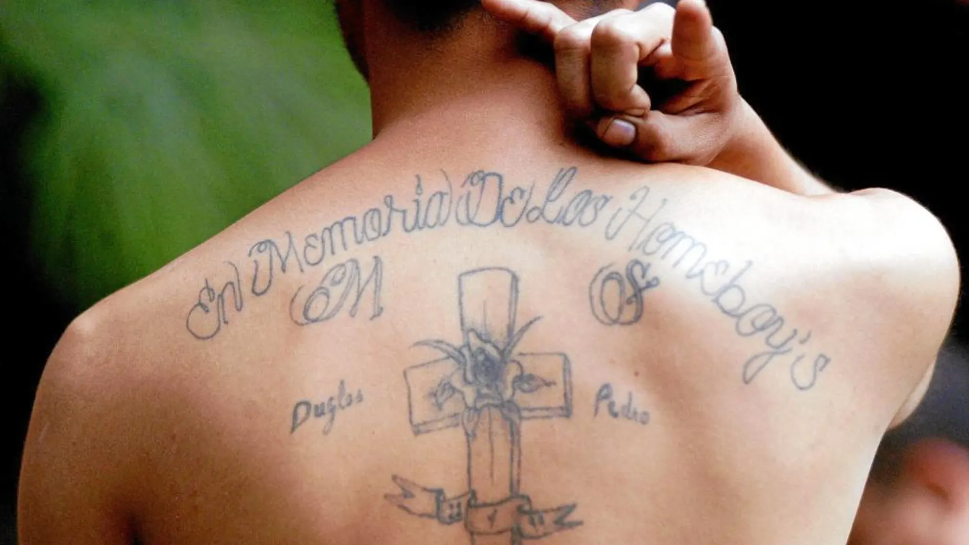 Un «marero» de El Salvador muestra sus tatuajes en memoria de sus compañeros asesinados