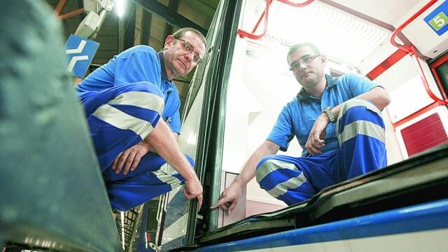 Emilio y José Manuel del Cura, los trabajadores de Metro de Metro que encontraron el cheque, ayer en las cocheras de la empresa en Canillejas.