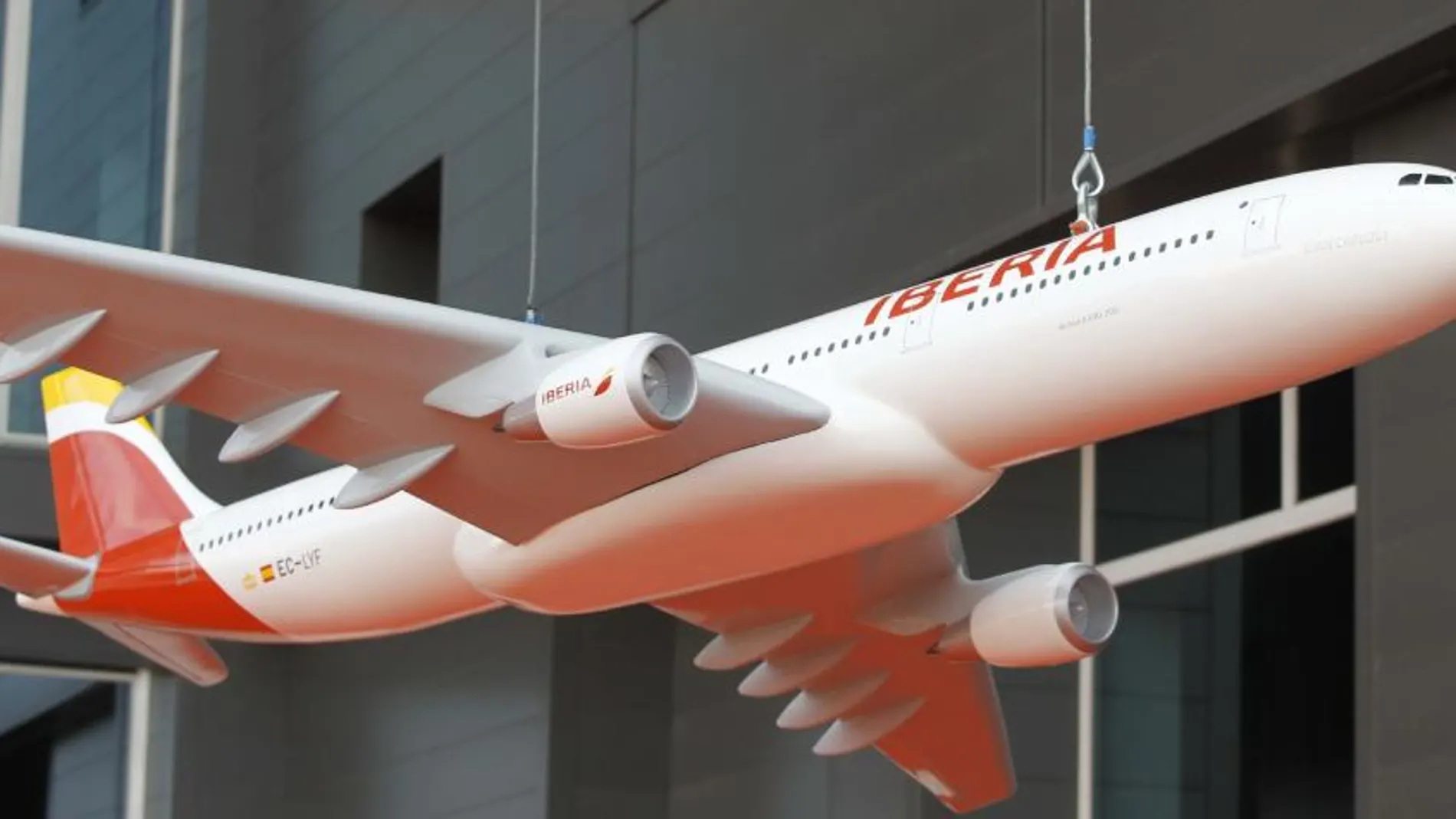 Una maqueta de un avión de Iberia, en la presentación de la nueva marca de la aerolínea