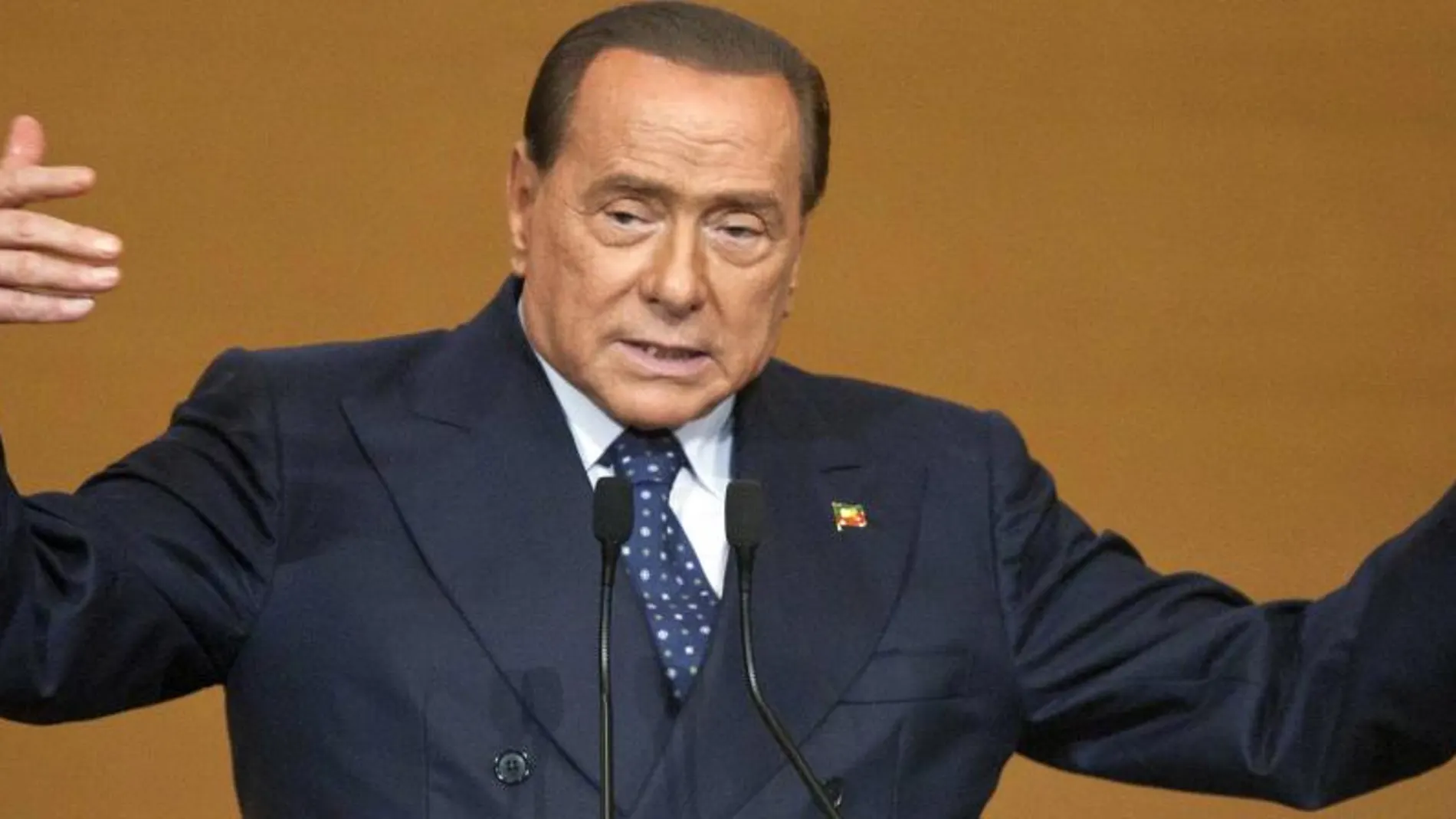 Berlusconi se dirige hoy a sus seguidores en Roma.