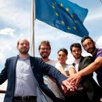 Un grupo de jóvenes pro europeos en la sede de la UE de Madrid