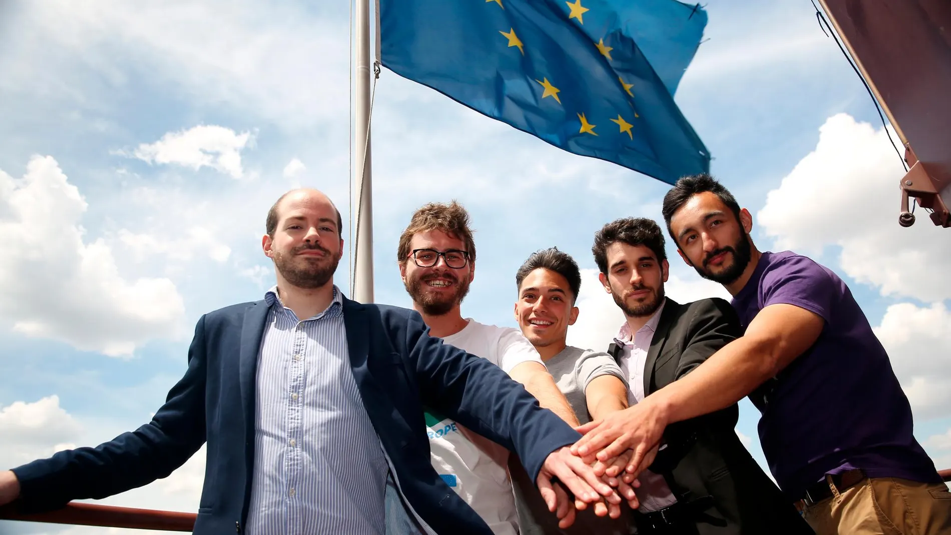 Un grupo de jóvenes pro europeos en la sede de la UE de Madrid