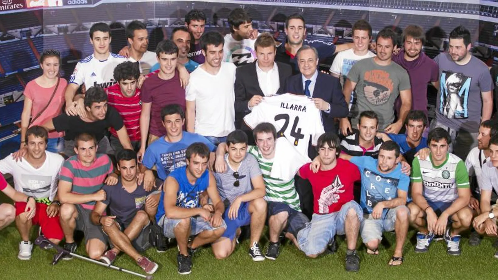 El nuevo jugador del Madrid llegó con más de 30 amigos de su pueblo