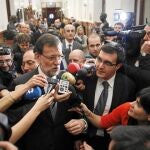 El presidente del Gobierno, Mariano Rajoy, atiende a los medios en los pasillos del Congreso
