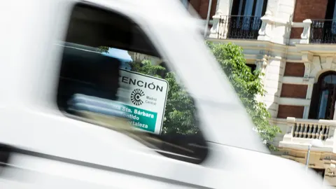 Las señales indican la prohibición de entrar al área restringida