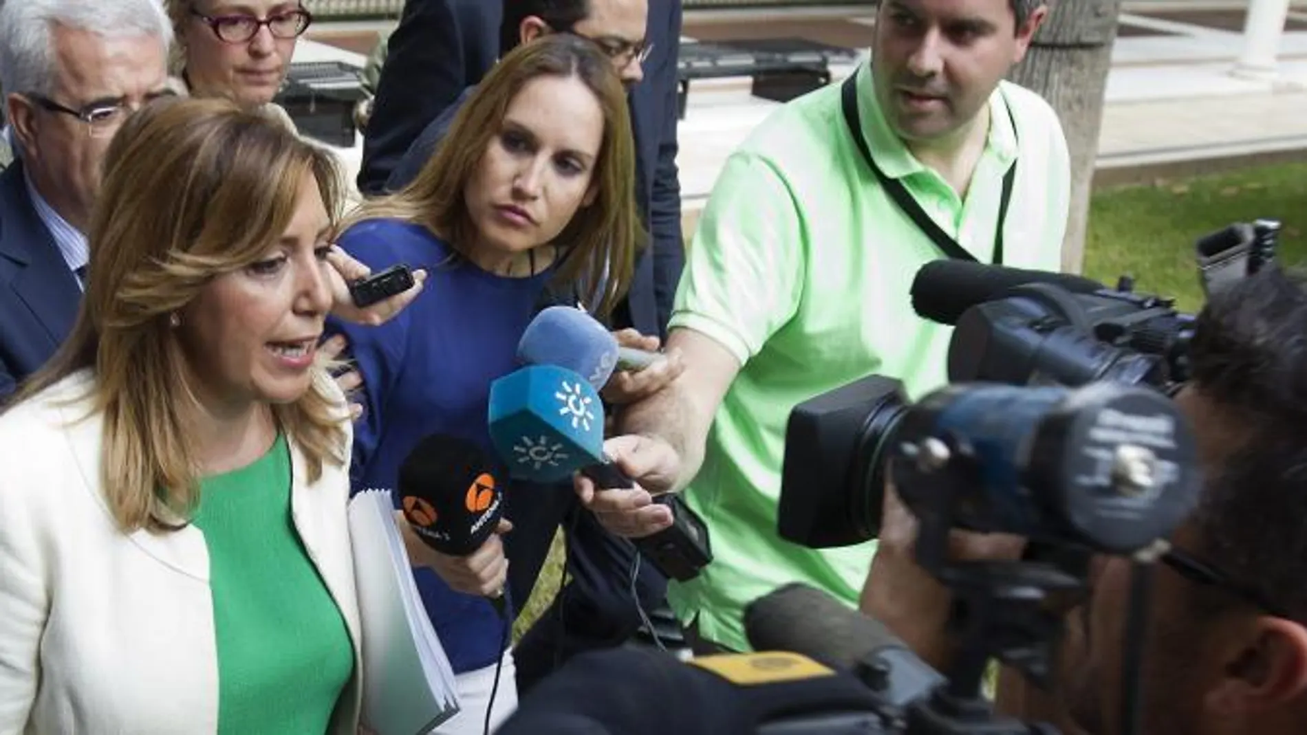 La presidenta andaluza, Susana Díaz, atiende a los medios tras la sesión de control al ejecutivo celebrada hoy en el Parlamento de Andalucía