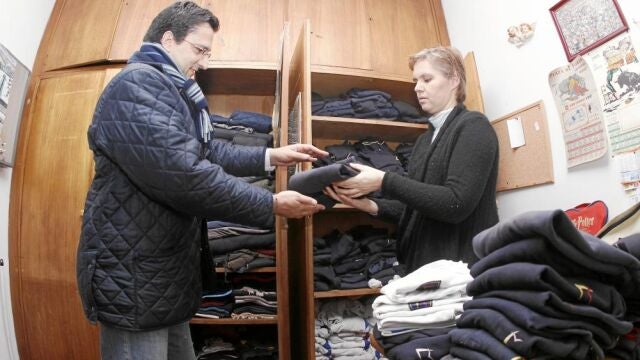 En el colegio Tajamar, en Vallecas (Madrid), las familias se organizan para mantener un ropero para reutilizar los uniformes