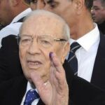 El candidato Beji Caid Essebsi saluda a sus seguidores tras depositar su voto