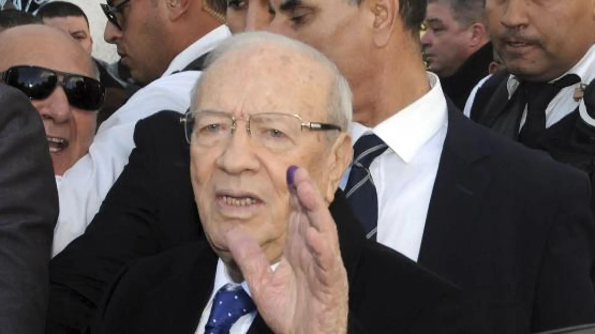 El candidato Beji Caid Essebsi saluda a sus seguidores tras depositar su voto