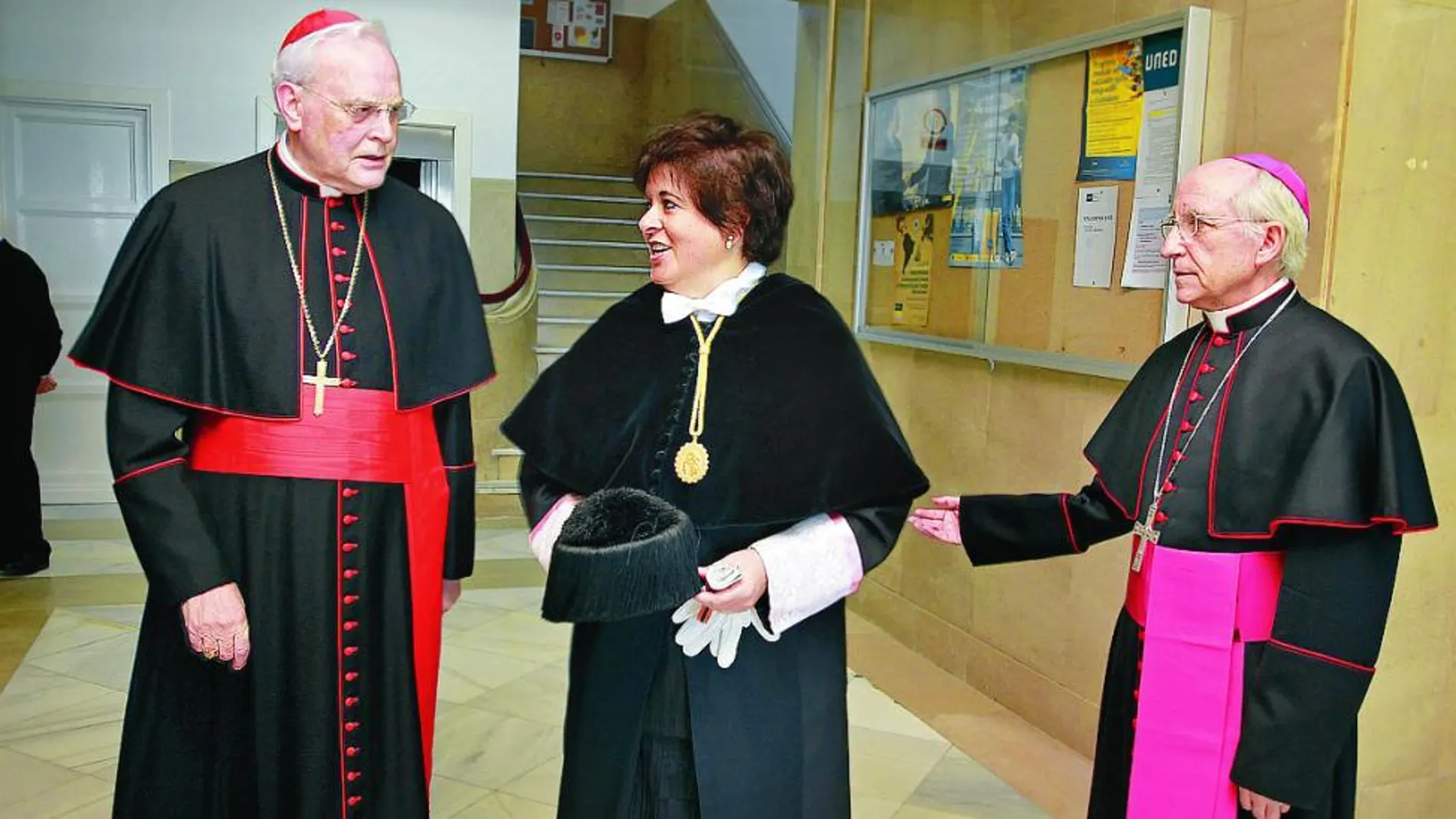 El cardenal Carlos Amigo, junto al obispo de Ávila, García Burillo, y la rectora Sáez Yuguero.