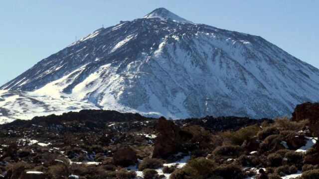 Vista de la nieve en el pico y el Parque Nacional del Teide