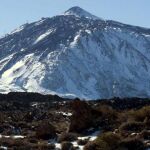 Vista de la nieve en el pico y el Parque Nacional del Teide