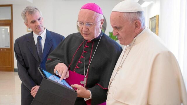 El Papa junto al cardenal Claudio Maria Celli