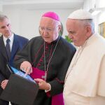 El Papa junto al cardenal Claudio Maria Celli