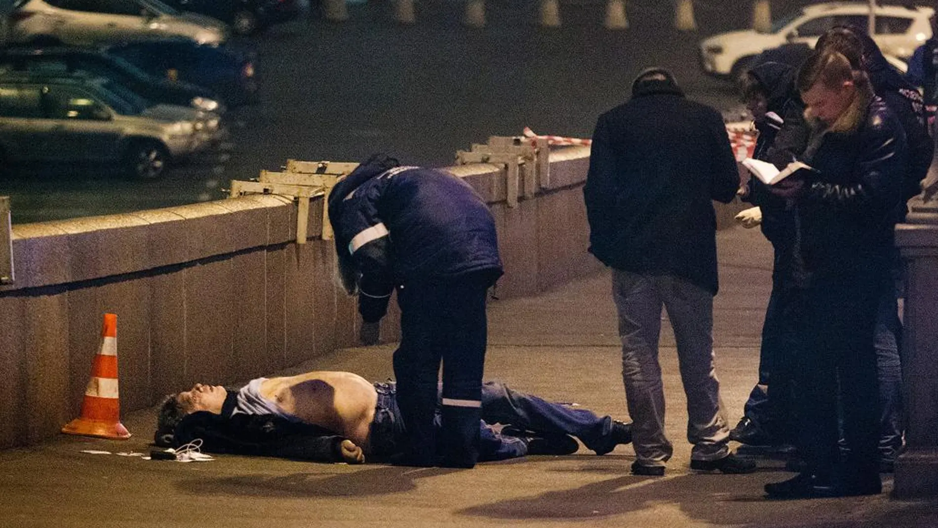Policías forenses rusos invenstigan junto al cadáver de Boris Nemtsov, líder opositor y ex viceprimer ministro durante el Gobierno de Boris Yeltsin, asesinado a tiros en Moscú, cerca del Kremlin