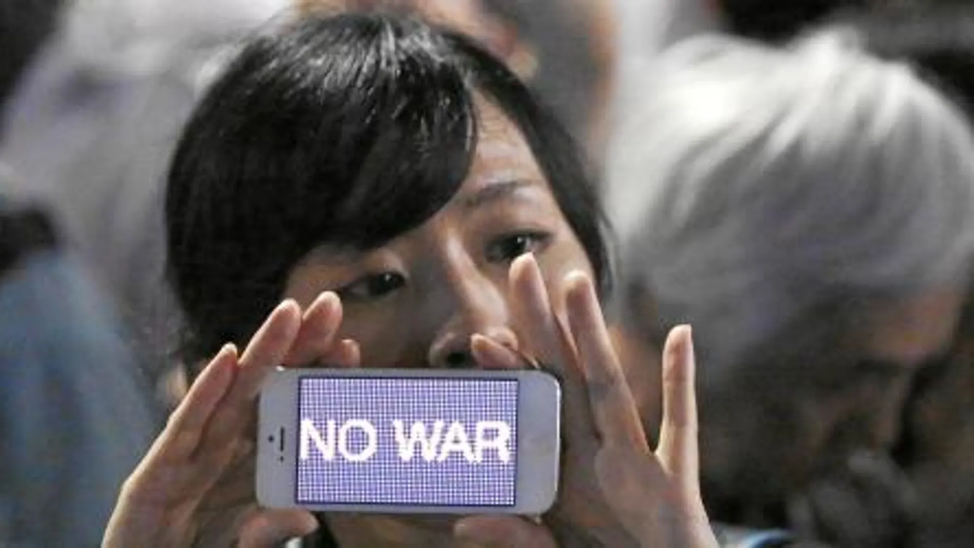 Una japonesa muestra su rechazo al giro belicista de su país
