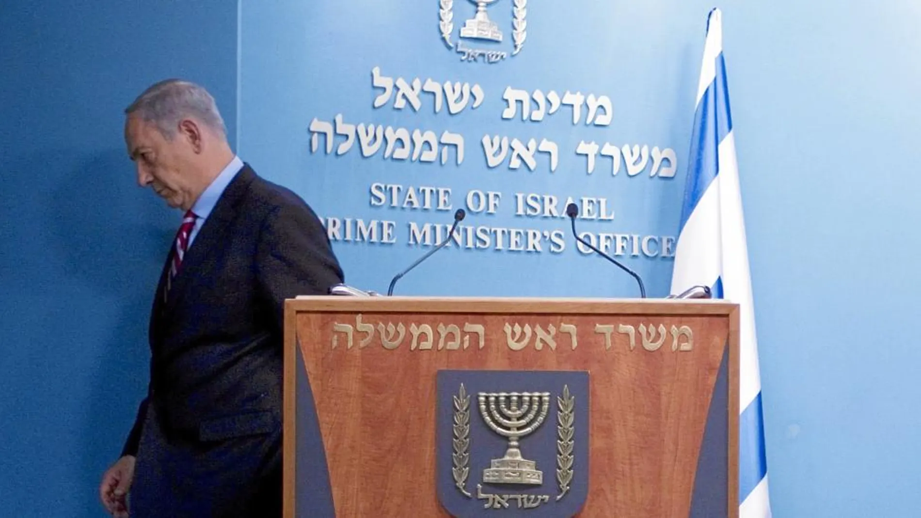 El primer ministro isralí, ayer, tras la rueda de prensa que ofreció en Jerusalén