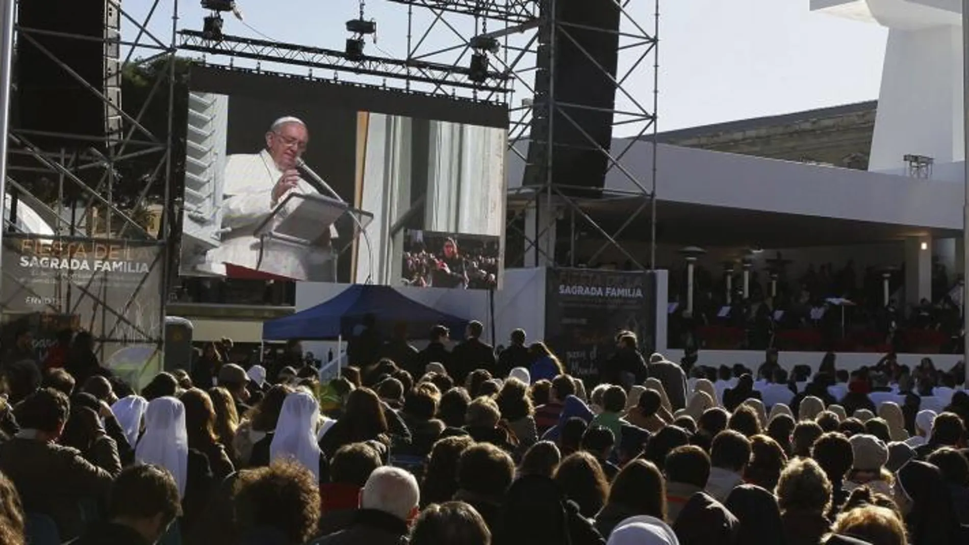 Los fieles que venidos de toda Europa asisten desde primera hora de la mañana en la Plaza de Colón de Madrid a la festividad de la Sagrada Familia, una celebración bajo el lema "La familia, un lugar privilegiado", escuchan la intervención del Papa Francisco