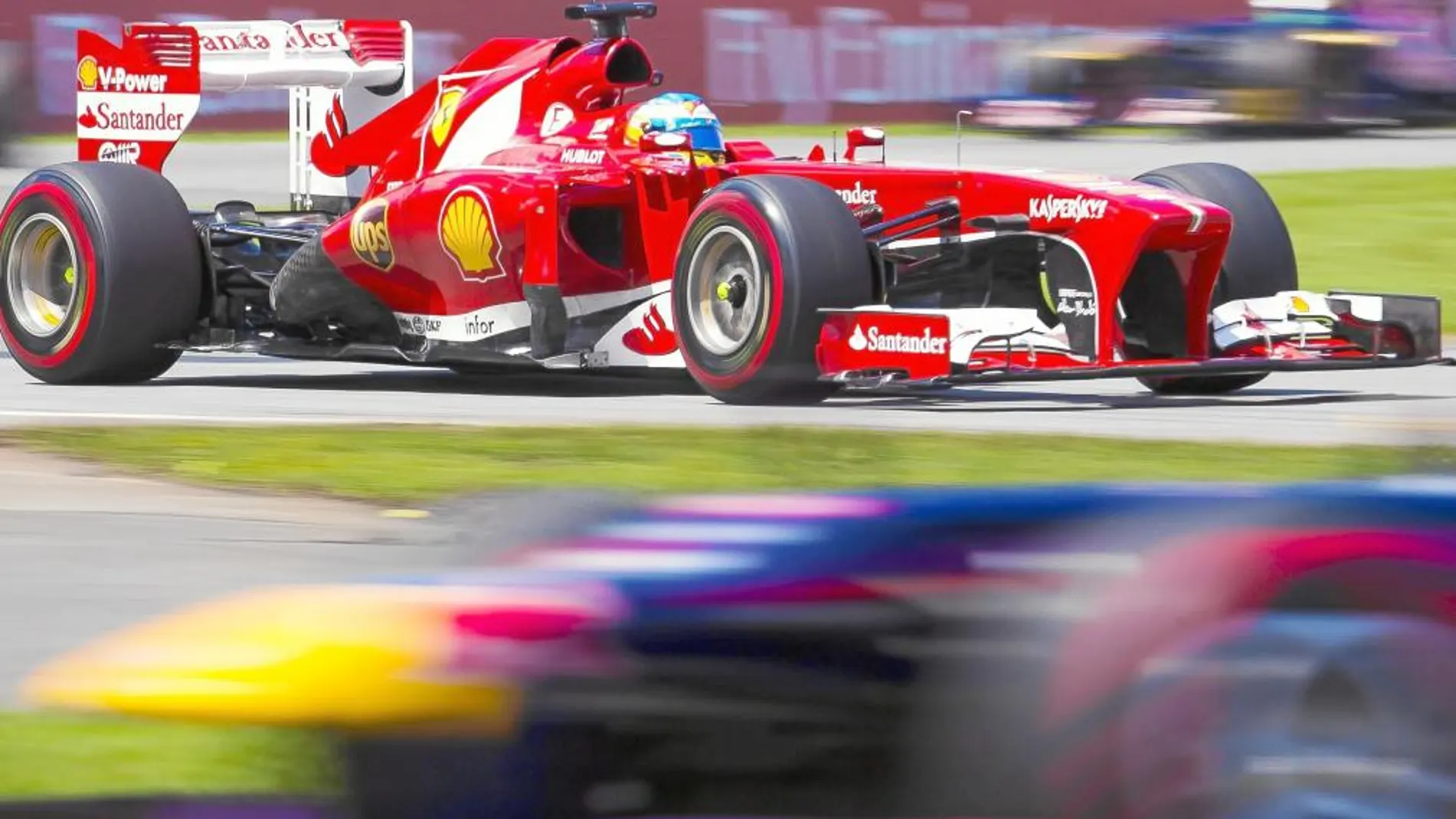 En la imagen, el Ferrari de Fernando Alonso en una carrera de la pasada temporada